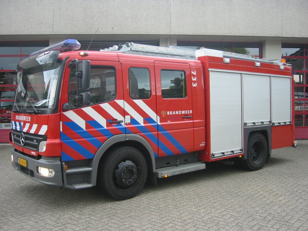 733