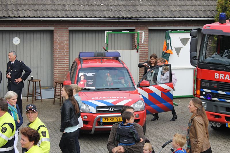 Samen achter het stuur van een brandweerauto